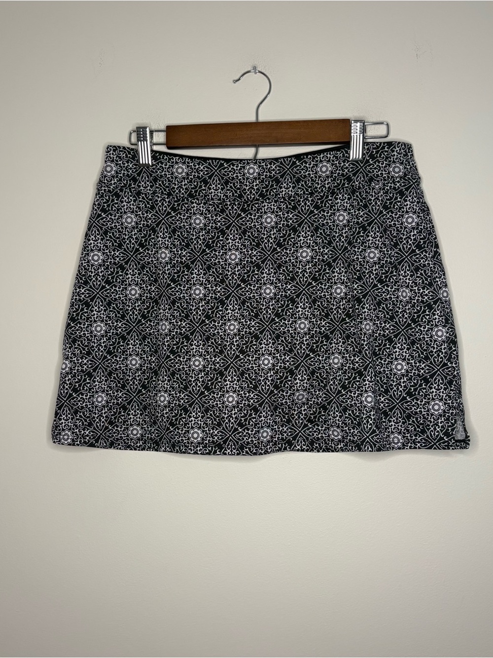 Tranquility By Colorado Women’s Medium Black White Paisley Athletic Hiking Skort